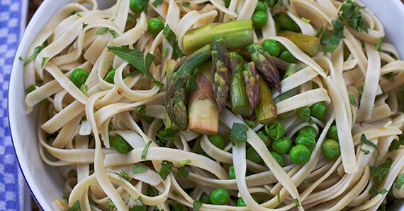 Fettucine570x299 Fettuccine with Grilled Asparagus, Peas, and Lemon