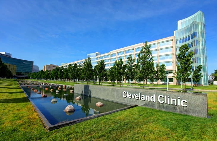 Exterior of Cleveland Clinic with fountain