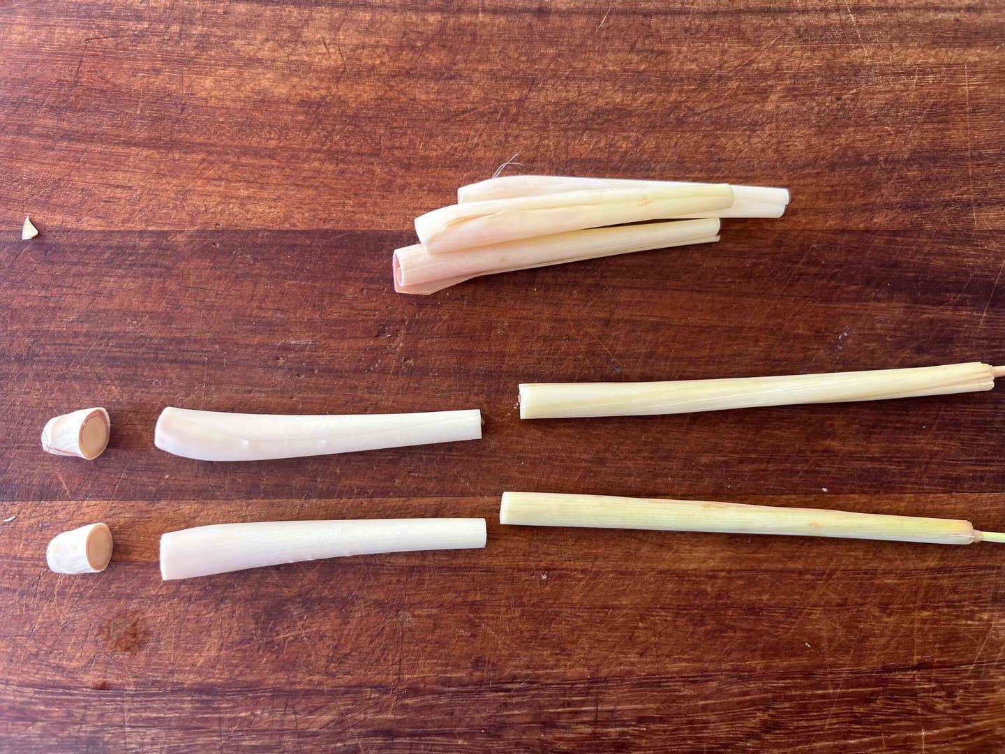 Trimmed lemongrass stalks