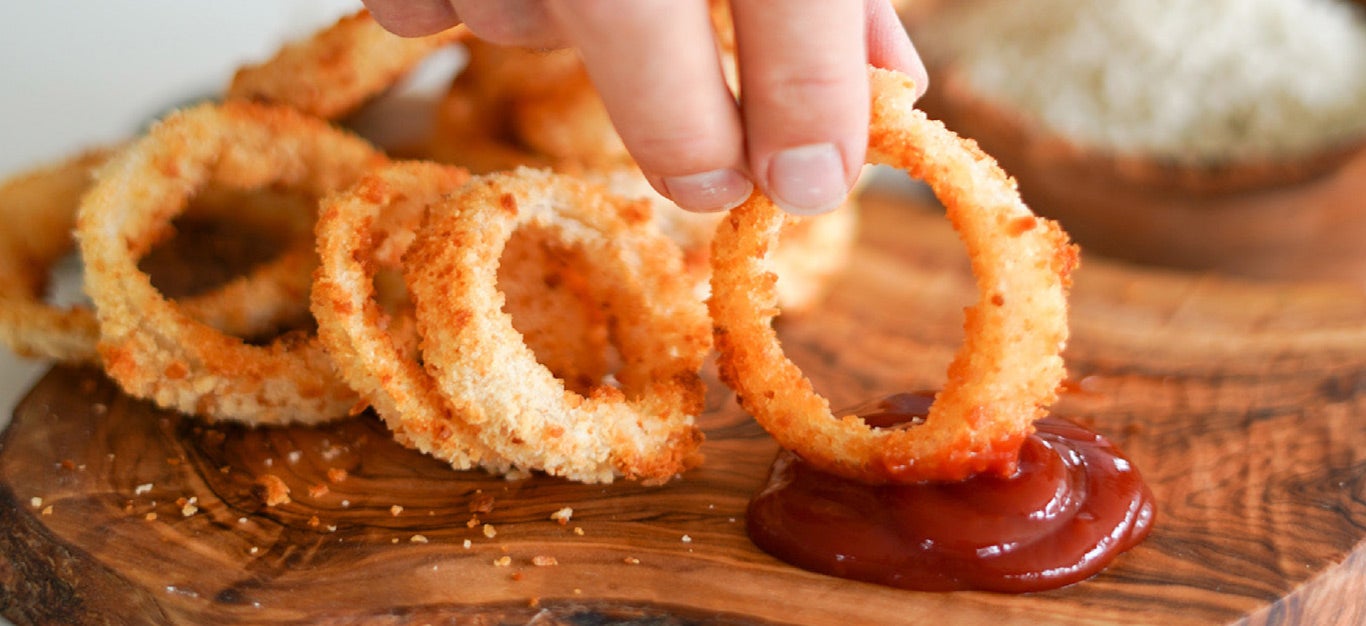 Easy Southern Fried Onion Rings Recipe | gritsandpinecones.com