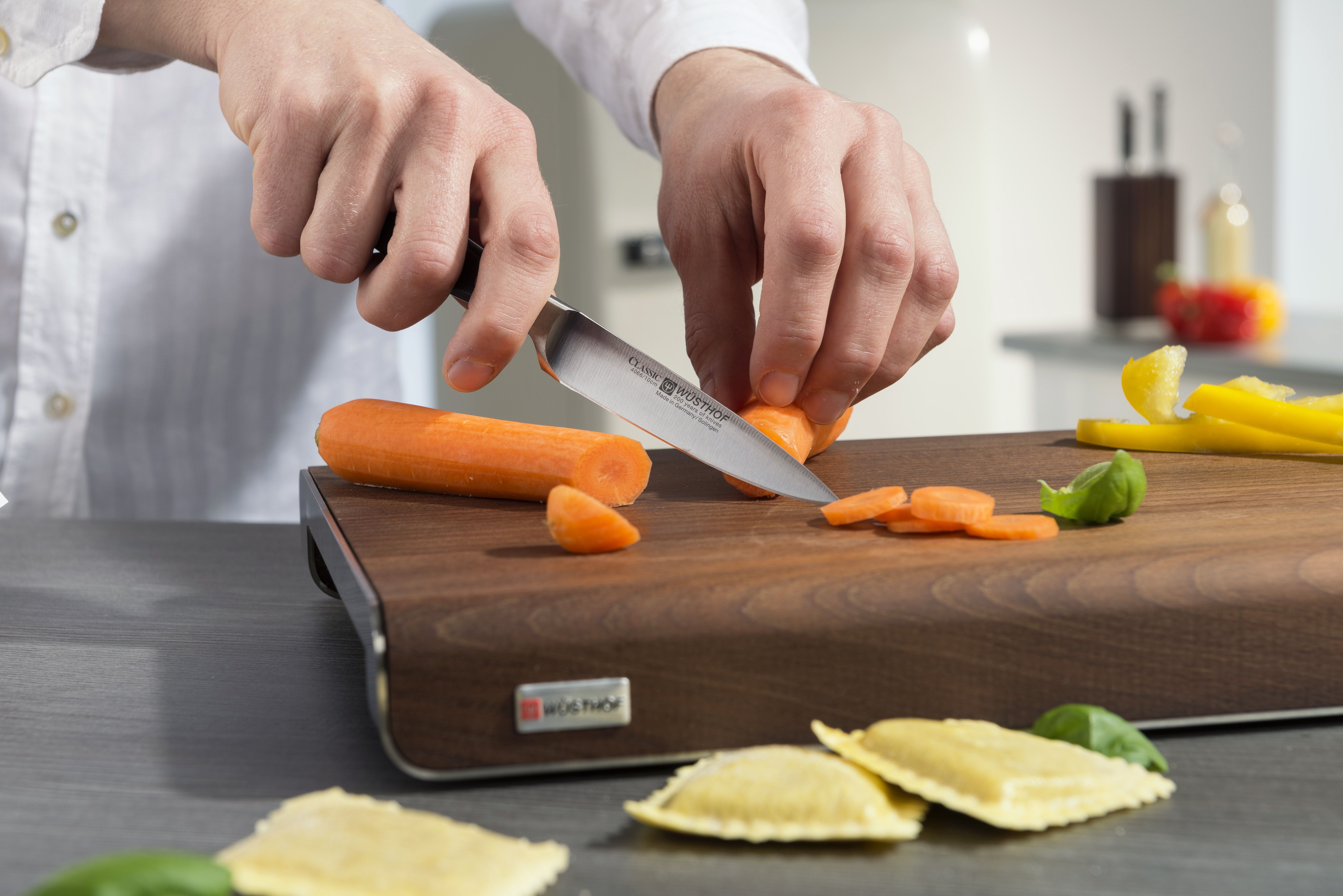 Нож режет овощи. Wusthof 4066/09. Нож для нарезки. Нож для нарезки овощей. Нож для фигурной резки овощей.