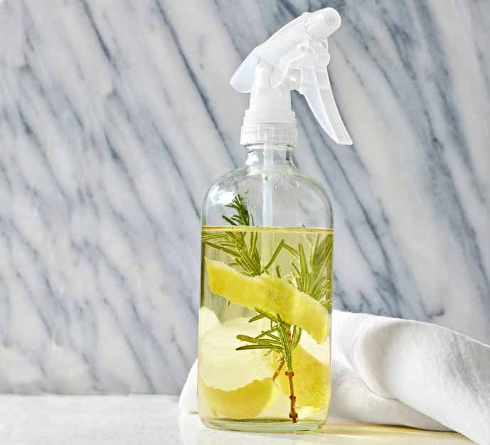 How to Make a Homemade Vinegar Cleaning Solution