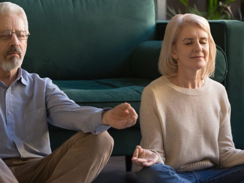 meditating couple - tips to stay healthy during pandemic COVID-19