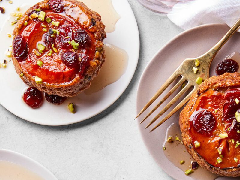 Vegan persimmon baby cakes with pistachios