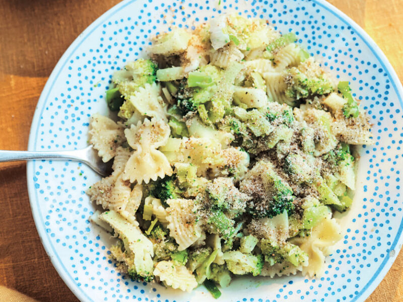 Pasta Con i Broccoli (Pasta with Broccoli) on a pale blue, patterned plate