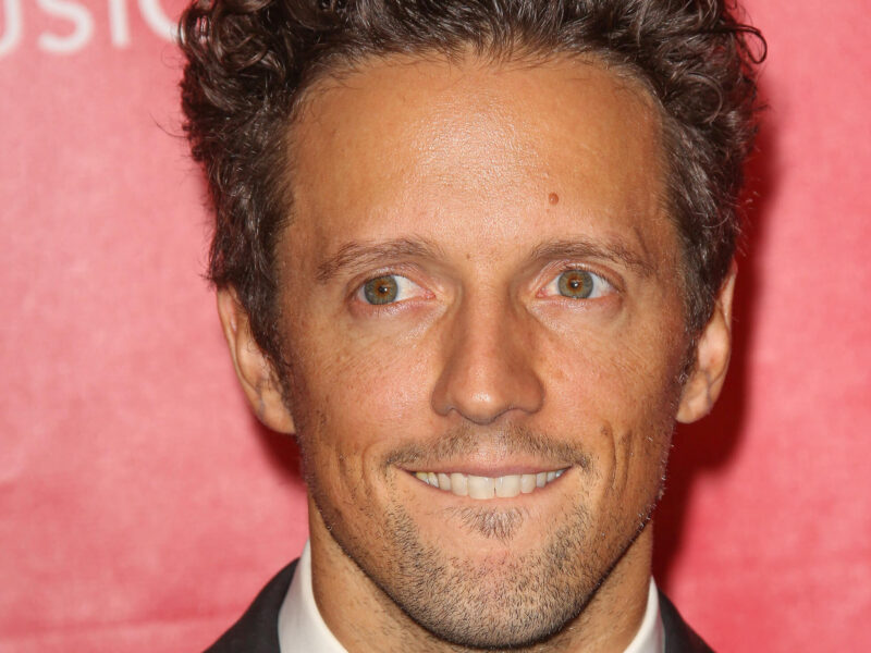 Headshot of Jason Mraz at the Grammies