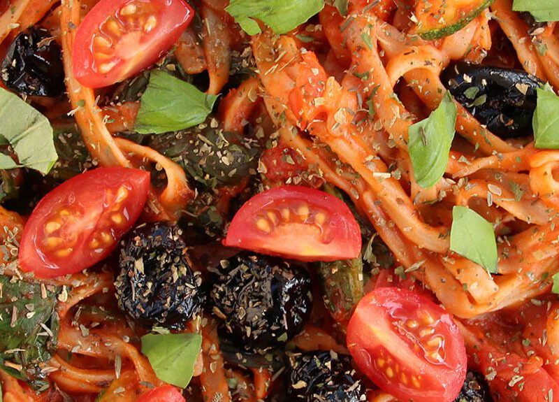 This Mediterranean vegetable spaghetti is the perfect example of delicious simplicity, with homemade tomato and pepper sauce and piled high with vegetables!