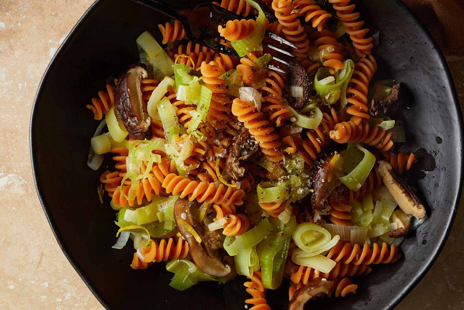 Red lentil pasta with leeks and shiitake mushrooms